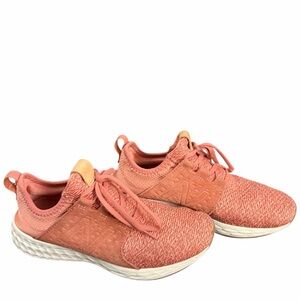 New Balance Women’s Size 8 athletic shoes for walking, running, or sports! EUC!